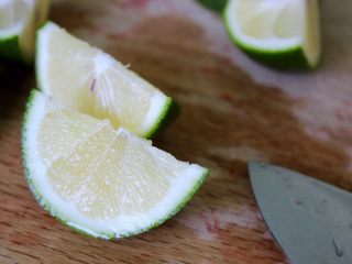 24、清爽香草水果蛋糕,把1/2个酸橙切开