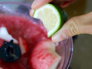 25、清爽香草水果蛋糕,把酸橙的汁挤进去