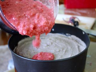 27、清爽香草水果蛋糕,把蛋糕拿出来，然后把水果配料倒上面