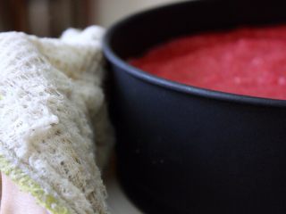 30、清爽香草水果蛋糕,用个热的布把旁边擦一会儿（这样蛋糕和模可以分开）