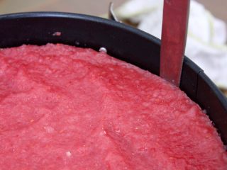 31、清爽香草水果蛋糕,用个刀，慢慢的在蛋糕和模的中间绕一下