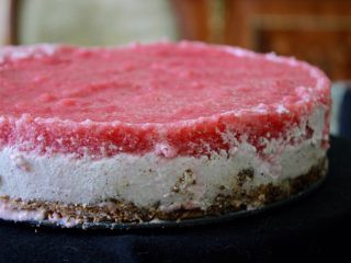 33、清爽香草水果蛋糕,用个平面（比如说刀）把旁边清理一下