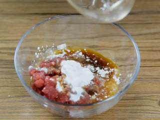 1、鸡蛋牛肉三明治,牛肉糜中依次加入：生抽、淀粉、清水，拌匀腌制10分钟