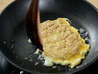 4、鸡蛋牛肉三明治,拌好的鸡蛋牛肉糜倒入锅中小火煎熟。