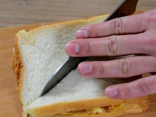 5、鸡蛋牛肉三明治,沿对角线切成4小块即可。