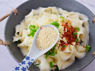 10、简易版油泼面,加入熟白芝麻
