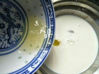 5、双皮奶(懒人版),将蛋白倒入牛奶中搅拌均匀