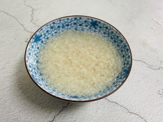 3、香菇排骨粥,大米淘洗干净后浸泡10分钟