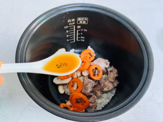 16、香菇排骨粥,加入一勺料酒