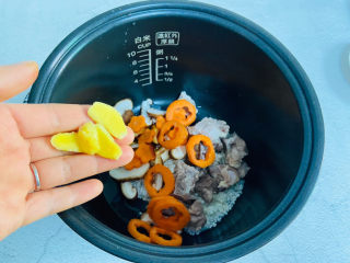 18、香菇排骨粥,放入姜片