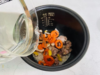 19、香菇排骨粥,加入足够的热水（水量估计自己喜欢粥的浓稠来增减）