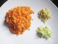 1、小朋友也爱吃的肉丸子 一招让肉丸更软糯嫩滑——【茄汁肉丸】,胡萝卜洗净去皮后切末,葱姜切末备用。