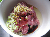 2、小朋友也爱吃的肉丸子 一招让肉丸更软糯嫩滑——【茄汁肉丸】,猪肉馅中加入料酒、葱末、姜末、生抽、老抽、盐和鸡蛋,分次加入花椒水顺着一个方向搅拌至肉馅上劲儿。