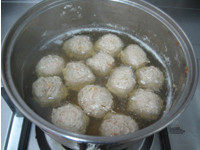 7、小朋友也爱吃的肉丸子 一招让肉丸更软糯嫩滑——【茄汁肉丸】,肉丸冷水入锅,大火煮开,待漂浮起来熟透后捞出。