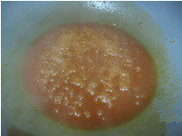 9、小朋友也爱吃的肉丸子 一招让肉丸更软糯嫩滑——【茄汁肉丸】,加入热水大火烧开。