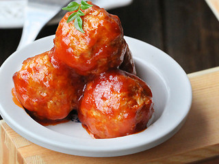 12、小朋友也爱吃的肉丸子 一招让肉丸更软糯嫩滑——【茄汁肉丸】,最后盛盘,一道美味的丸子就出来咯