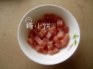 1、皮蛋瘦肉粥,猪瘦肉切成中等大小的丁，加1/2茶匙细盐抓匀提前腌制一夜备用。
