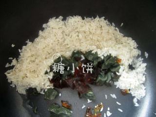 2、皮蛋瘦肉粥,猪瘦肉切成中等大小的丁，加1/2茶匙细盐抓匀提前腌制一夜备用。