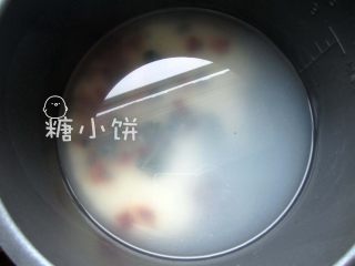 3、皮蛋瘦肉粥,加入3杯清水，电高压锅上汽后压20分钟。