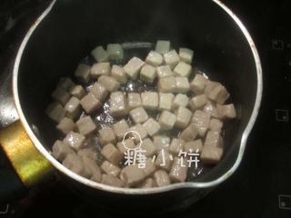 4、皮蛋瘦肉粥,高压锅工作期间将肉丁加猪油炒香，可以翻炒变色后就离火。