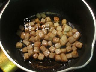 5、皮蛋瘦肉粥,炒到表面有一点微黄，出香，也不腥。