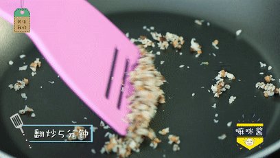 2、菌菇双米粥,平底锅刷油开小火，放入白玉菇和香菇，翻炒5分钟 。