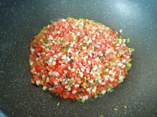 6、彩蔬炒金银饭,下入香菇和红萝卜翻炒均匀。