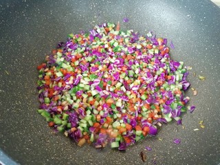 8、彩蔬炒金银饭,下入黄瓜和紫甘蓝翻炒均匀。