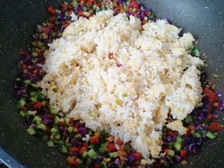 9、彩蔬炒金银饭,下入金银米饭。