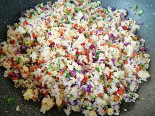 10、彩蔬炒金银饭,翻炒均匀。