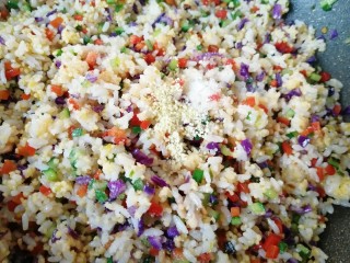 11、彩蔬炒金银饭,放盐和鸡精翻炒均匀关火。