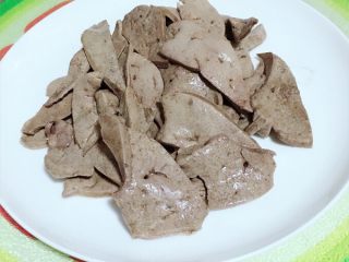 2、补铁猪肝粉,焯好的猪肝再次用水冲洗干净挑去筋膜和姜片