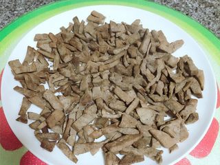 5、补铁猪肝粉,第一遍炒至表面微微变色的程度就可以起锅晾凉