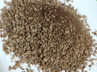 8、补铁猪肝粉,倒回锅里进行第二次翻炒