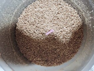 10、补铁猪肝粉,放入辅食机继续打磨 这个时候 越来越接近猪肝粉状