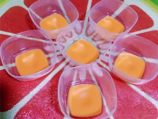 13、补铁猪肝粉,取出密封储存的容器