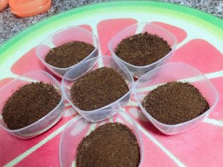 14、补铁猪肝粉,将做好的猪肝粉装进储存罐