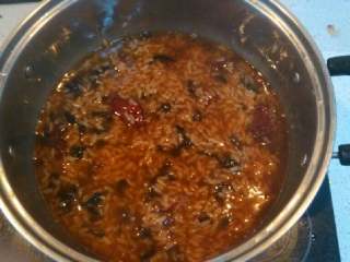 4、糯米红枣粥,关火前根据自己口味加入红糖