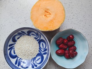 1、红枣南瓜粥,首先我们准备好所有食材