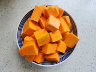 3、红枣南瓜粥,南瓜去皮去瓤，洗净之后切成小块