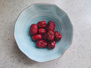 4、红枣南瓜粥,红枣冲洗干净