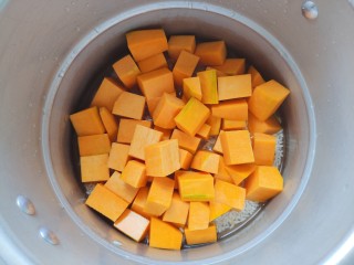 6、红枣南瓜粥,将南瓜放入高压锅内