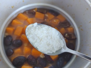 11、红枣南瓜粥,时间到，熄火，待高压锅气阀落下，打开锅盖，加适量冰糖（如果你不喜甜口粥，可省略这一步）