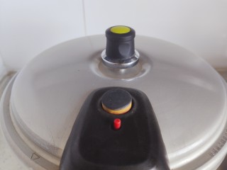 10、红枣南瓜粥,待高压锅气阀上升，转小火，继续煮15-20分钟