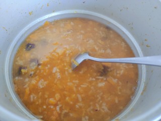 12、红枣南瓜粥,搅拌至冰糖融化，即可