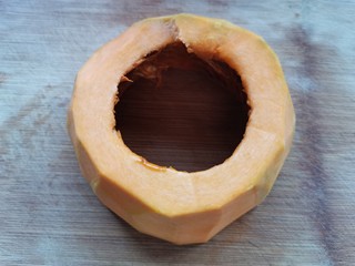 2、红枣南瓜粥,去皮去子