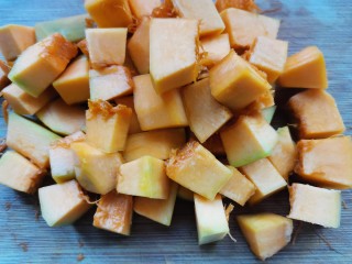 3、红枣南瓜粥,切成小块