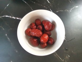 4、红枣南瓜粥,红枣洗净