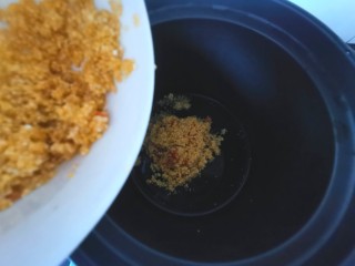 8、红枣南瓜粥,取一个炖锅倒入清洗好的小米