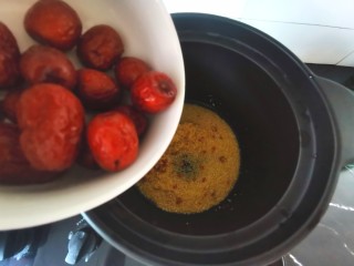 9、红枣南瓜粥,倒入红枣